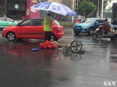 受伤老人雨中倒地不起 辅警撑遮阳广告伞为其遮雨 广告伞 辅警 雨中 新浪新闻