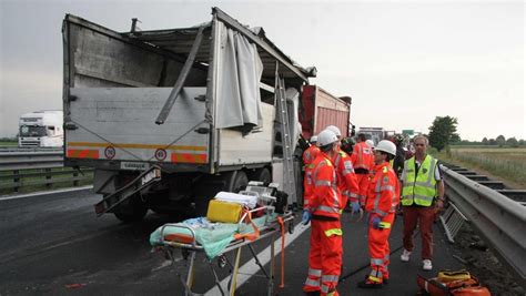 Parma Incidente Tra Un Tir E Un Auto In Tangenziale Un Morto