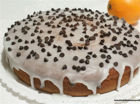 Torta All Arancia Ricoperta Con Glassa Bianca E Gocce Di Cioccolato