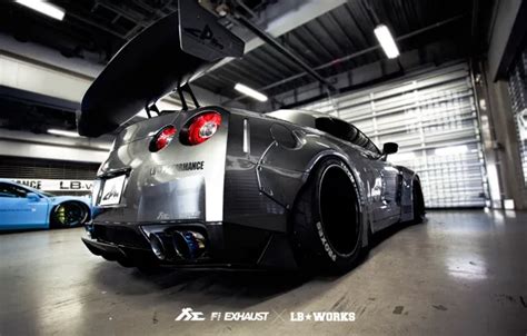 Обои тюнинг гараж GTR Nissan Liberty Walk Fi Exhaust на телефон и