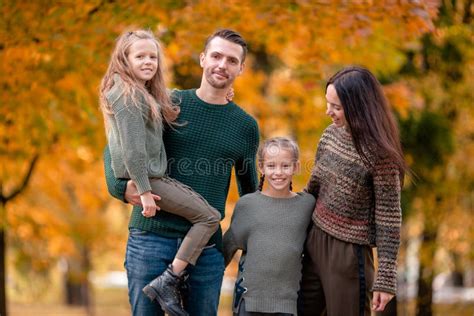 Retrato De La Familia De Cuatro Miembros Hermosa Feliz En Una Playa