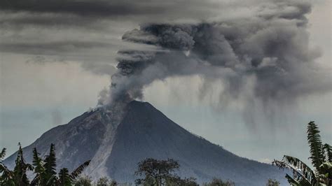 Video Indon Sie Le Volcan Sinabung Entre De Nouveau En Ruption