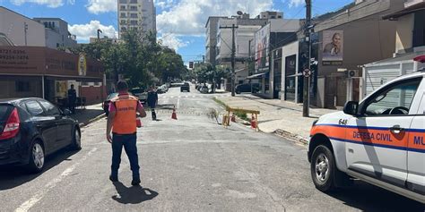 Defesa Civil interdita rua no centro de Poços após problema em galeria