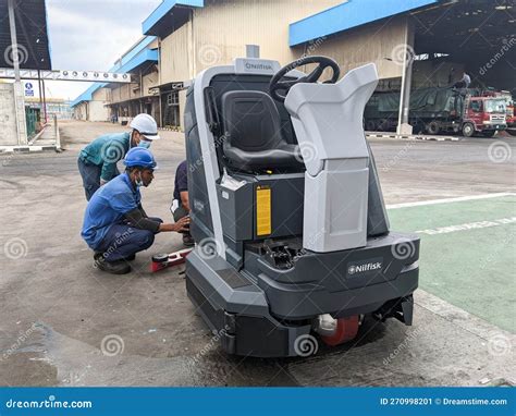 Nilfisk SC6000 860D Ride on Scrubber Dryer 86cm Editorial Photo - Image ...