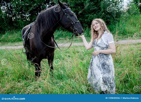 Hermosa Jovencita CaucÃsica Caminando Con Un Caballo Y Disfruta El