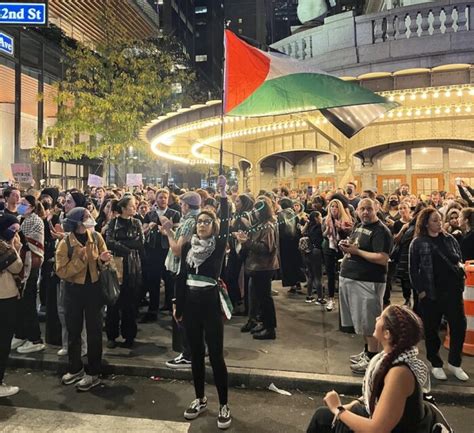 Protesters Occupy New York S Grand Central To Demand Cease Fire In Gaza