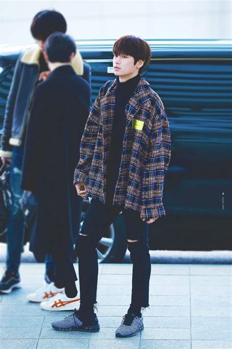 Referensi Outfit Juyeon The Boyz Yang Cocok Buat Hangout