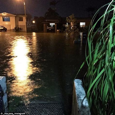 Cyclone Debbie Mackay residents trapped by floodwaters | Daily Mail Online