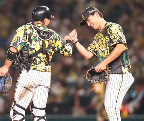 ＜神・巨＞完封勝利を挙げて梅野（左）とグータッチを交わす伊藤将（撮影・北條 貴史） ― スポニチ Sponichi Annex 野球