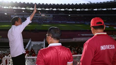 Ekspresi Jokowi Sapa Suporter Timnas Indonesia