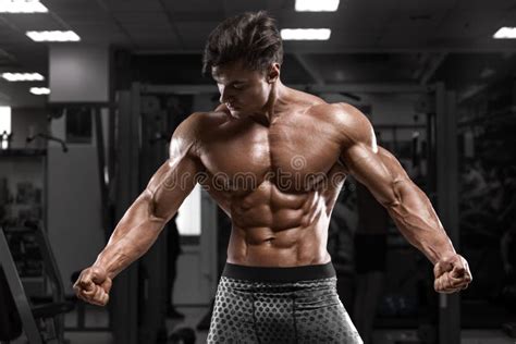 Hombre Muscular Atractivo En El Gimnasio Abdominal Formada Abs Desnudo