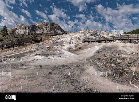 Mammoth Hot Springs Es Un Gran Complejo De Aguas Termales En Una Colina