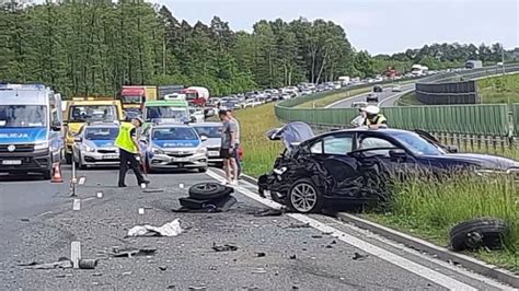 Wypadek na S7 Bus uderzył w policyjne auto