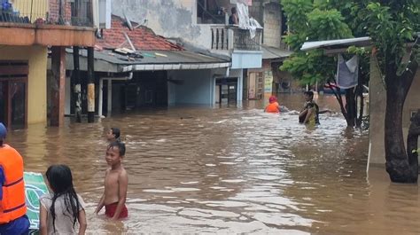 Berenang Di Air Banjir Ini 5 Risiko Yang Harus Diwaspadai