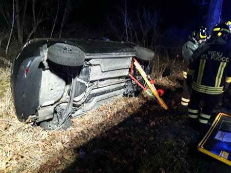 Auto Esce Di Strada E Si Rovescia La Conducente Rimane Intrappolata