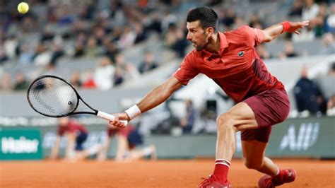 Novak Djokovic mantiene el título del Abierto de Francia al superar a