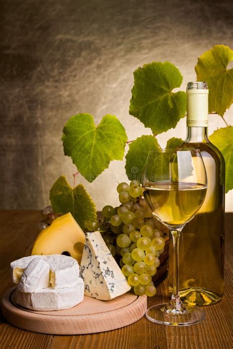 Vino Blanco Con Bocado De La Uva Y Del Queso Foto De Archivo Imagen