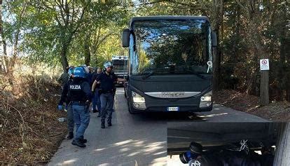 Caltanissetta Attivisti Bloccano Il Bus Con Migranti Da Rimpatriare