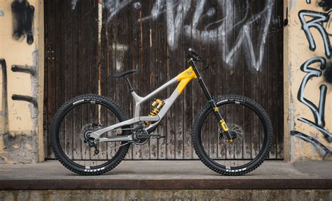 Ohlins Suspension Brings Uncaged 11 Models Of The Yt Izzo Capra And