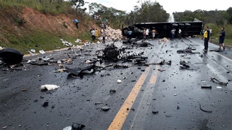 Acidente Envolvendo Carretas E Carro De Passeio Deixa Mortos E Feridos