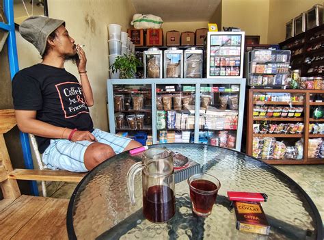 Orang Merokok Bersantai Sambil Sebat Dan Minum Kopi Rokok