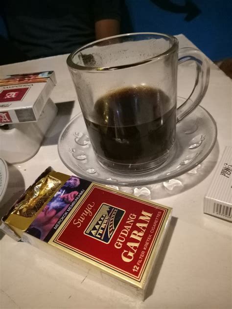 Foto Kopi Hitam Dan Rokok Surya