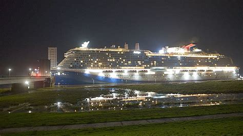 Ausbau läuft weiter Meyer Werft Neubau Carnival Jubilee auf