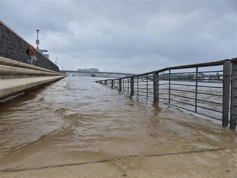 Dauerregen Und Gewitter In Nrw Blitzeinschlag Bei Zeltlager Und Hochwasser