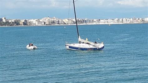 Anzio Barca A Vela Incagliata Per Ore All Ingresso Del Porto