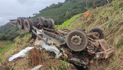 Motorista morre após cabine de caminhão ficar destruída em acidente na