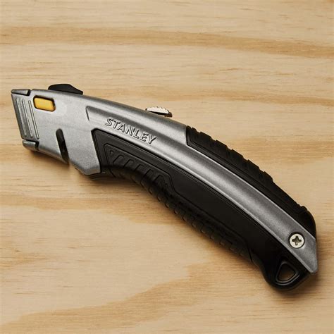 Cutter Stanley Cu Lama Retractabila Mm Lame Incluse Edelweiss