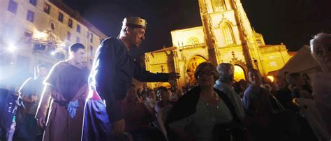 Oviedo Se Rinde Ante El Regreso De Alfonso II En Una Abarrotada Plaza