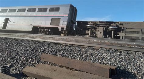 Tren De Amtrak Con Pasajeros A Bordo Se Descarrila En California