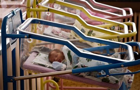 Royaume Uni Une Infirmière Jugée Pour Le Meurtre De Sept Bébés