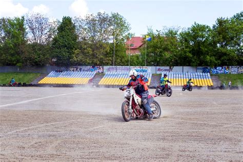 Motocrossreiter Stellt Eine Gro E Staubwolke Und Einen R Ckstand Her