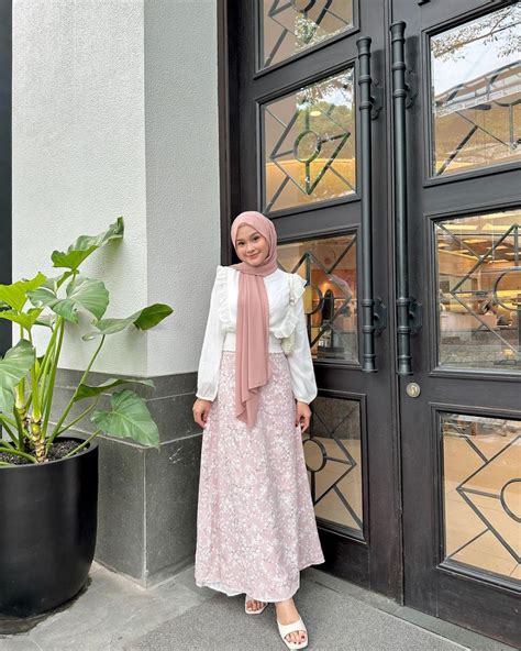 Setelan Outfit Dengan Rok Floral Beri Kesan Feminim Bagi Pem