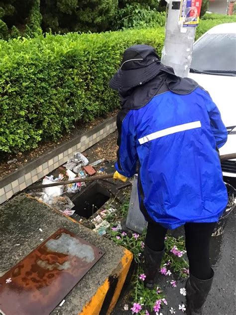 雨彈狂炸！員林清潔隊疲於奔命 堵塞水溝夾出千公斤垃圾 生活 中時