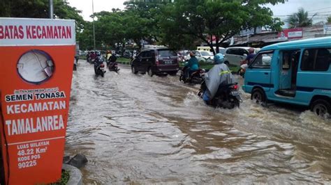 VIDEO Ada Genangan Air Di Depan Telkomas Jl Perintis Kemerdekaan