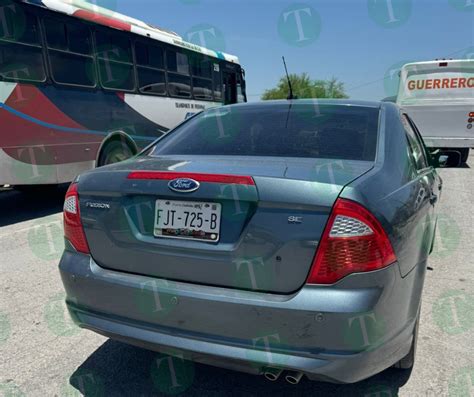 Chofer de camión invade carril y choca auto en la Hipódromo