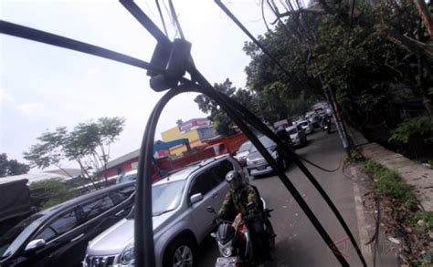 Kabel Optik Menjuntai Di Jalan Alternatif Cibubur Cileungsi Bahayakan