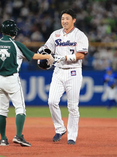 ＜ヤ・d＞初回、内川の打球はフェンス手前で失速、内川は苦笑い（撮影・篠原岳夫） ― スポニチ Sponichi Annex 野球