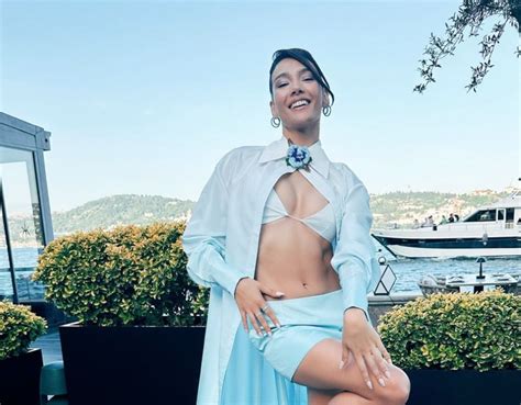 Aybüke Pusat son pozlarıyla sosyal medyayı salladı Güzelliğin şaka mı