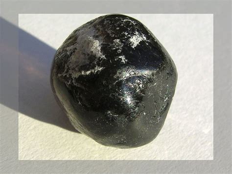 5 Varieties of Obsidian and Their Healing Properties - RemedyGrove