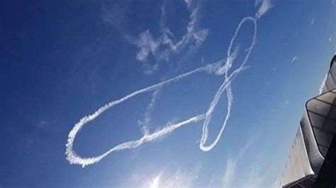 Un Pilote De La Navy Dessine Un P Nis Dans Le Ciel L Arm E Pr Sente