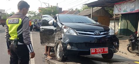 Laka Beruntun Libatkan Dua Mobil Dan Enam Motor Ada Pelat Merah