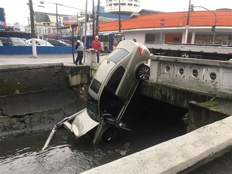 Condutor Perde O Controle Destr I Mureta E Carro Cai Em Canal No