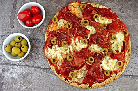 Ekspresowa fit pizza na tortilli z szynką i mozzarellą Dietetyczne