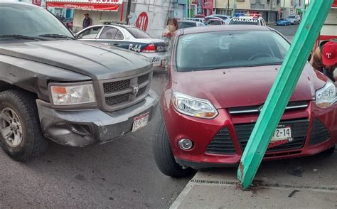 Noticias Codigo 13 VÍdeo Choca Contra Camioneta Y Poste En La Av Juan Rangel