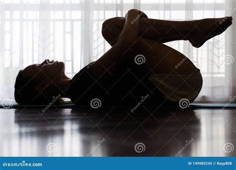 Ioga E Medita O Praticando Da Mulher Em Casa Imagem De Stock Imagem