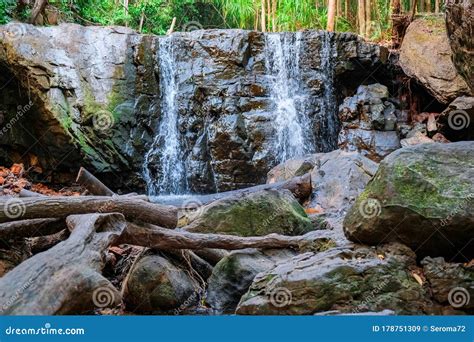 Sch Ner Wasserfall Auf Der Insel Phu Quoc Stockbild Bild Von Strom